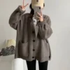排釦針織外套