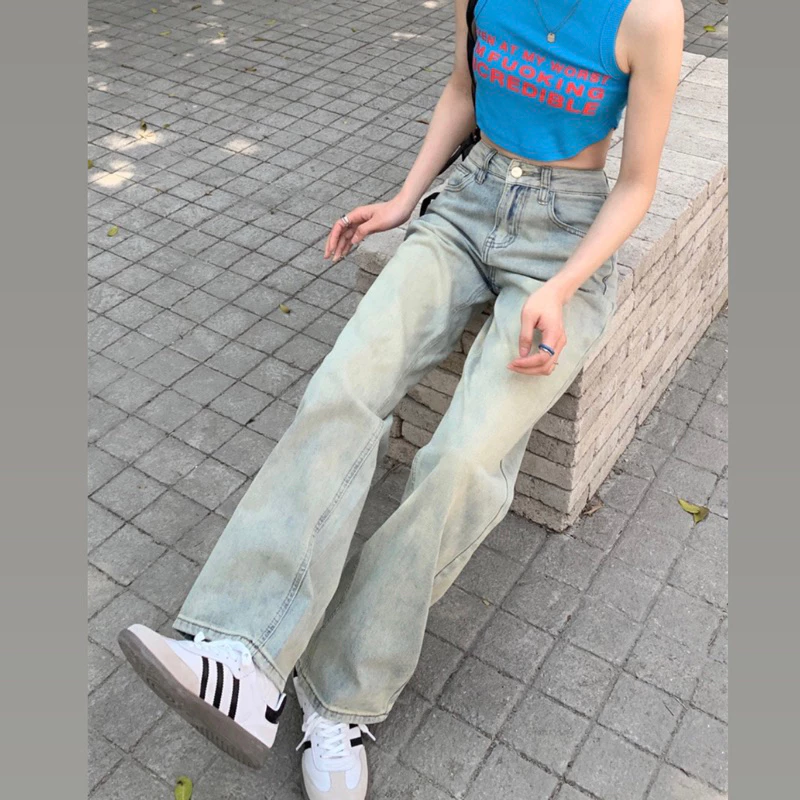 淺色寬鬆牛仔褲