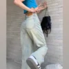 淺色寬鬆牛仔褲
